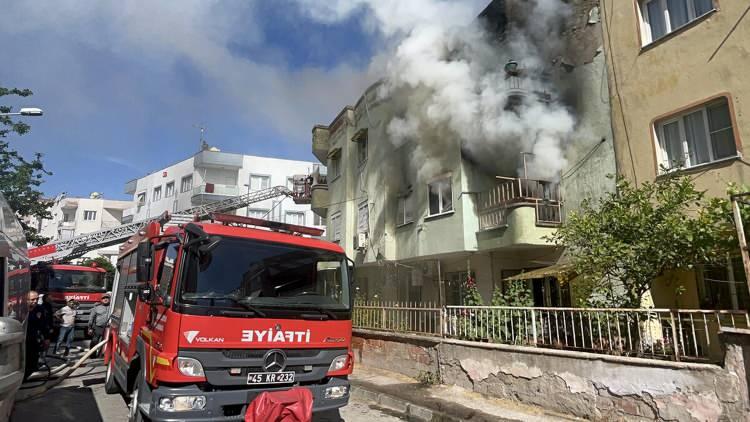 <p>Manisa'nın Turgutlu ilçesinde 3 katlı binanın 2 katında yangın çıktı. Yangın, apartmanın diğer katlarına da sıçradı. </p>
