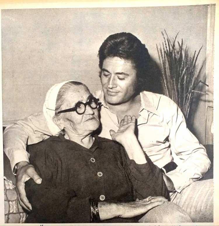 <p><span style="color:#000000"><strong>Cüneyt Arkın ve annesi</strong></span></p>