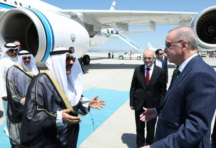 <p>Cumhurbaşkanı Erdoğan, Kuveyt Emiri Şeyh Sabah Al Ahmed Al Jaber Al Sabah’ı Esenboğa Havalimanı’nda resmi törenle karşıladı.</p>

<p> </p>
