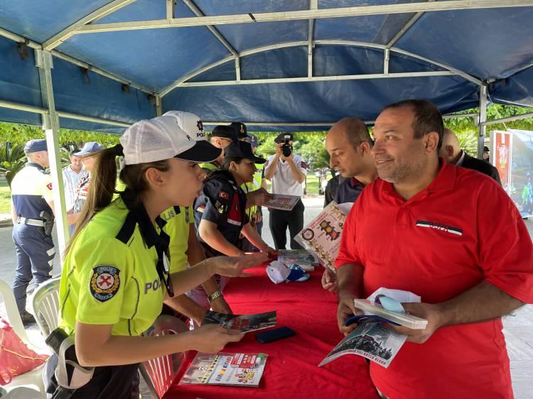 <p><strong>Vatandaşlar tatbikatı ilgiyle takip etti</strong></p>

<p>Tatbikatı izleyen vatandaşlardan Necat Yılmaz, <strong>"Polis ekibi, itfaiye ekibi geldi, hepimiz bu duruma şaştık kaldık. Tatbikatta araçtan fırlayan sürücü aracın önünde yerde yatarken, yan koltukta oturan kişiyse başını aracın göğsüne vurmuş şekilde duruyordu. Ben ilk defa karşılaştım böyle bir organizasyonla. Ekipler birden koştular, hemen yardım ekibi geldi, ambulans geldi, polis geldi. Hemen müdahale ettiler kazaya. Bu sayede vatandaşlar bu tatbikatı izleyerek bir kaza anında neler yapılması gerektiğini görmüş oldular" </strong>şeklinde konuştu.</p>
