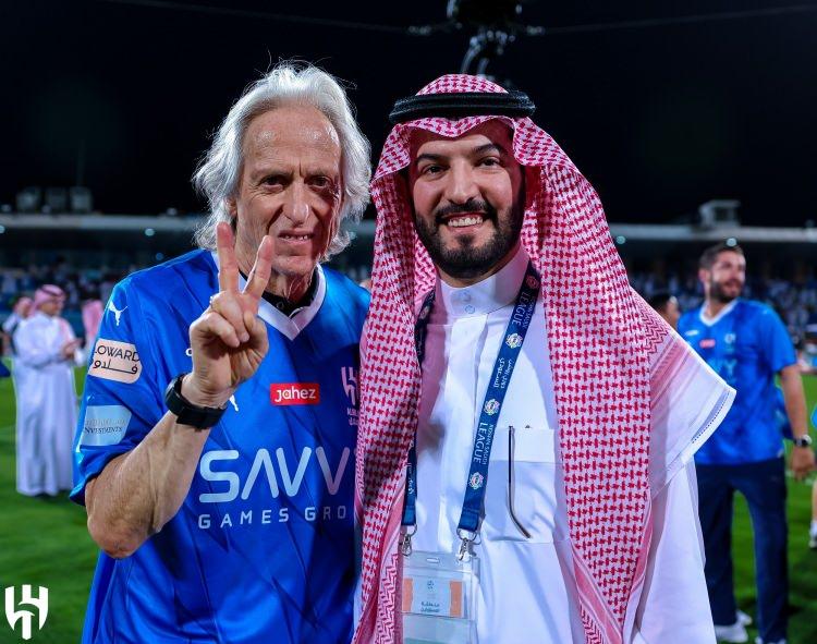 <p>Prince Faisal bin Fahd Stadyumu'nda oynanan mücadeleyi Al-Hilal 4-1 kazandı ve ligin bitimine 3 hafta kala şampiyonluğunu ilan etti.</p>
