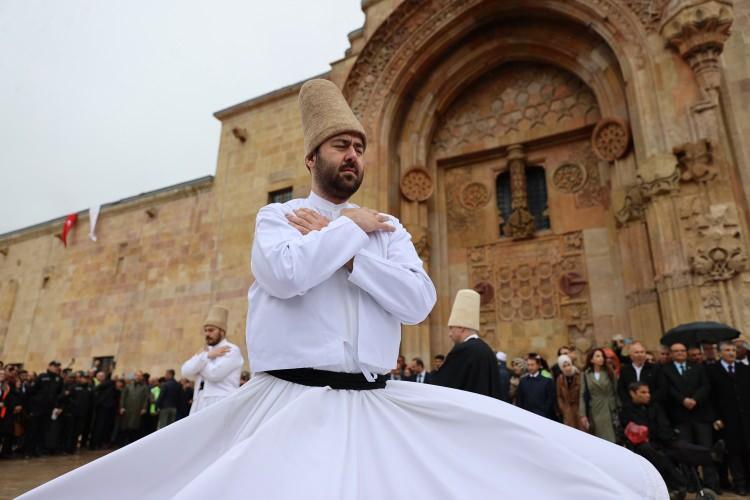 <p>Divriği ilçesinde, 1228 tarihinde Anadolu Selçuklu Devleti'ne bağlı Mengücekli Beyliği döneminde Mengücek Şahı Süleyman Şah'ın oğlu Ahmet Şah ve eşi Melike Turan Hanım tarafından yaptırılan Divriği Ulu Cami ve Darüşşifası’nda, 2015'te restorasyon çalışması başlatıldı. </p>

<p> </p>
