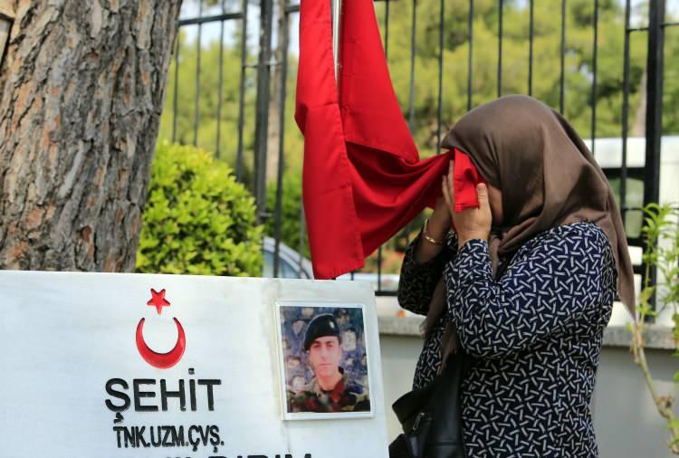 <p>Akıllı, terbiyeli bir evlada sahip olduğunu anlatan Çelik, <em><strong>"Anneler Günü'mü kutlardı. Ankara'da askerlik yaparken Anneler Günü'ne denk gelmişti, acemiliğin ardından bana hediye alıp getirmişti. Her şeyini saklıyorum, yırtık ayakkabısını, tırnak makasını, anahtarını, tespihini... Ben onun çöpüne kıyamam. Sürekli geliyorum buraya, yokluğu çok zor."</strong></em> dedi.</p>
