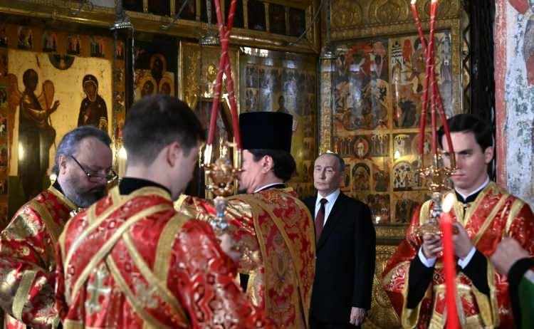 <div>Çok kutuplu dünya düzeninin, eşit ve bölünmez güvenlik sisteminin oluşturulması yönündeki çalışmalarını sürdüreceklerini dile getiren Putin, bu nedenle ülkesinin, sosyal ve siyasi sisteminin her türlü zorluk ve tehditlerine karşı güçlü olması gerektiğini vurguladı.</div>

<div> </div>
