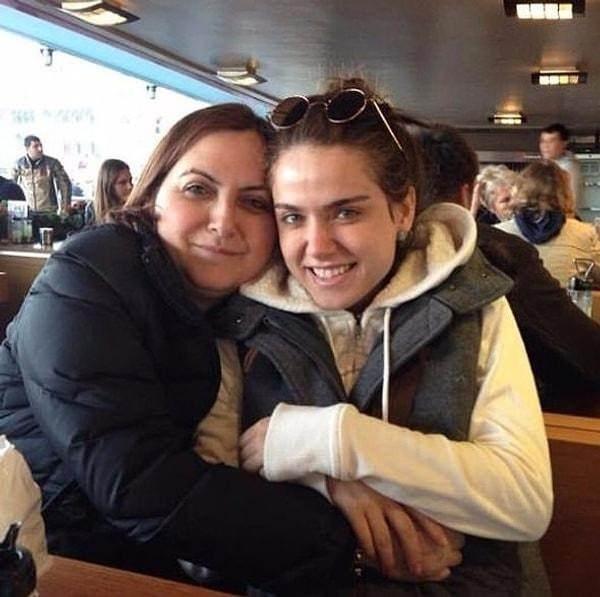 <p><span style="color:#000000"><strong>Ceyda Ateş ve annesi Nurcan Ateş</strong></span></p>