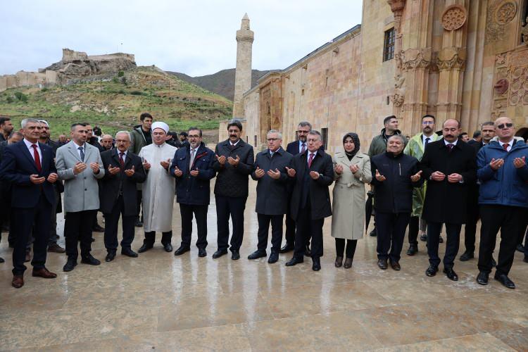 <p><strong>DİVRİĞİ ULU CAMİİ'NİN ÖZELLİKLERİ</strong></p>

<p>Divriği Ulu Camii ve Darüşşifası olarak bilinen bu yapı topluluğu, cami, darüşşifa ve türbeden meydana gelen bir külliyedir. Anadolu Selçuklu Devleti’ne bağlı Mengücek Beyliği döneminde inşa edilmiştir. Ulu Cami, Süleyman Şah’ın oğlu Ahmet Şah tarafından; Darüşşifa ise eşi Melike Turan Melek tarafından yaptırılmıştır. 1228 yılında başlanıp 1243 tarihinde tamamlanan yapı kompleksinin Baş Mimarı Muğis oğlu Ahlatlı Hürrem Şah'tır.</p>

<p> </p>
