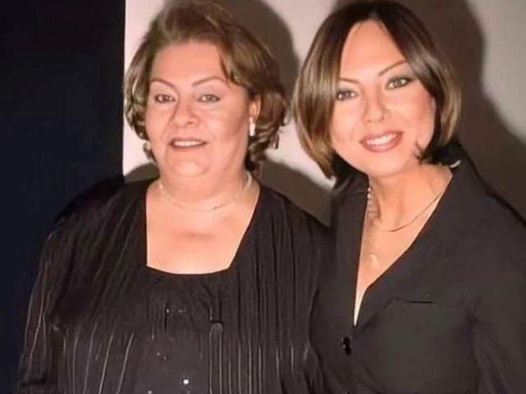 <p><span style="color:#000000"><strong>Ebru Gündeş ve annesi Müjgan Bilgin</strong></span></p>