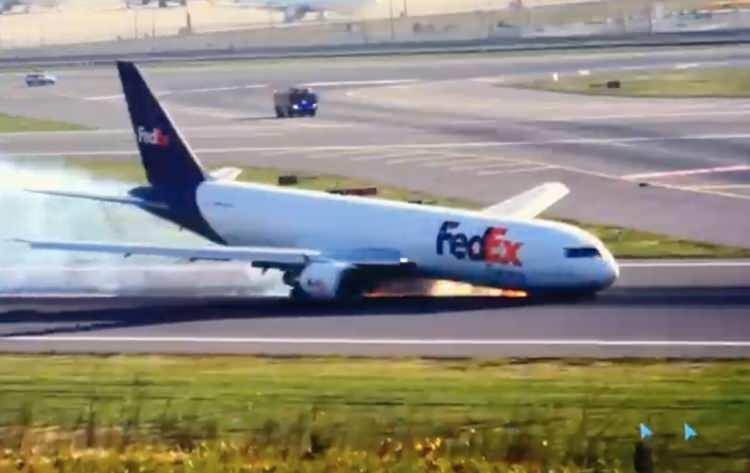 <p> Paris-İstanbul seferini yapan FedEX Havayollarına ait Boeing tipi kargo uçağı, iniş takımlarında arıza meydana gelince, İstanbul Havalimanı kontrol kulesi ile irtibata geçerek gövde üzerine iniş için izin istedi.</p>
