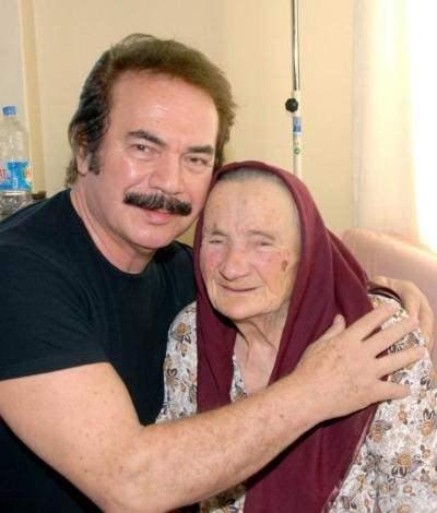 <p><span style="color:#000000"><strong>Orhan Gencebay ve annesi</strong></span></p>