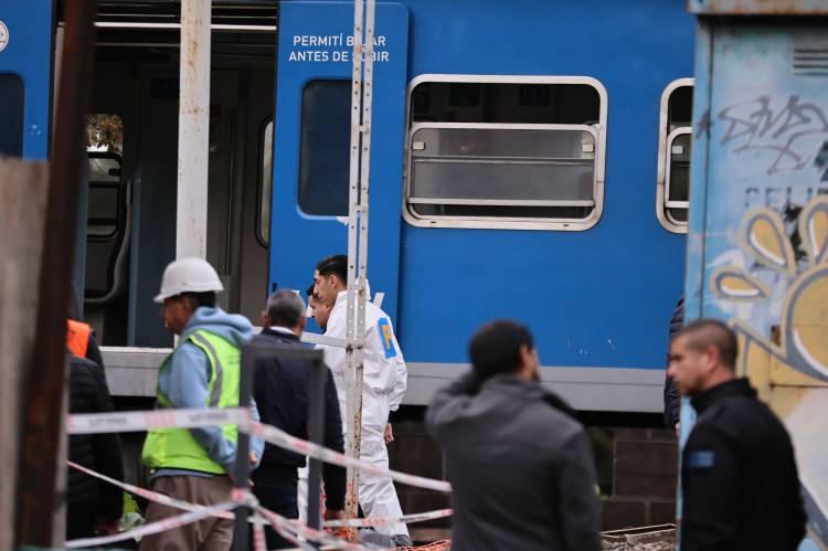 <p>Acil Tıbbi Bakım Sistemi'nden (SAME) yapılan açıklamada, başkent Buenos Aires'e bağlı Palermo semtindeki köprüde ilerleyen trenin park halindeki başka trene çarptığı belirtildi.</p>

<p> </p>
