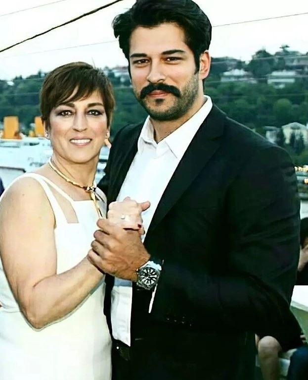 <p><span style="color:#000000"><strong>Burak Özçivit ve annesi Ceyhan Özçivit</strong></span></p>
