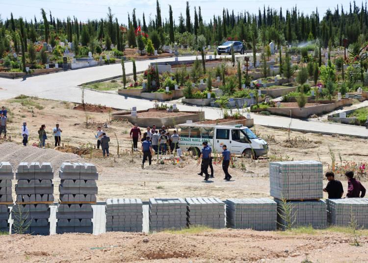 <p>Taktaş'ın ailesi, daha önce darp edilen ve dalağını kaybeden kızlarının ölümüne sebep olduğunu iddia ederek avukatları aracılığıyla Türk asıllı ABD vatandaşı ressam sevgilisi A.C.F.'den şikayetçi oldu. </p>
