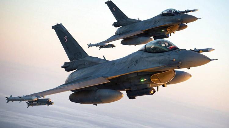 <p>ABD Hava Kuvvetleri, artık yeni F-16 satın almasa da dünyada hala 3 bin 100 tanesi uçuyor ve son dönemde Türkiye gibi birçok ülkenin hava kuvvetleri, F-16’nın en yeni teknolojilerle güncellenmiş <strong>"Block 70" serisi için yeni taleplerde bulunmaya devam ediyor.</strong></p>
