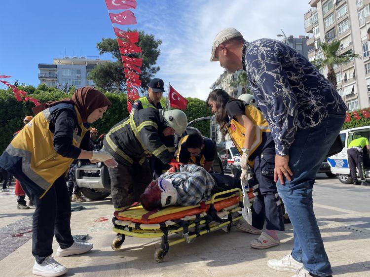 <p><strong>"Ülkemizde yıllık bin 800 ölümlü kaza oluyor"</strong></p>

<p>Adana Emniyet Müdürlüğü Trafik Denetleme Şube Müdür Vekili Emniyet Amiri Mustafa Çuhadar, Türkiye'de bir yılda yaklaşık bin 800 ölümlü kaza, 206 bin yaralanmalı kaza olduğunu, bunun sonucunda 305 bin kişinin yaralandığını söyledi. Gerçekleştirilen tatbikat ile vatandaşları trafik kurallarına uyma konusunda bilinçlendirmeyi amaçladıklarını belirten Çuhadar, <strong>"Bu seneki trafik haftası etkinlikleri çerçevesinde bir trafik kazası canlandırmasında bulunmuş olduk. Kazada aşırı hızlı giden aracın kaza sonrası ne hale geldiğini vatandaşlara göstermeyi amaçladık. Öte yandan emniyet kemerini bağlamayan sürücünün de dışarıya savrulduğunu canlı bir biçimde izledik. Ülkemizde genel olarak baktığımızda yıllık bin 800 ölümlü kaza olurken 206 bin de yaralamalı kaza meydana geliyor. 305 bin de yaralımız oluyor. Düzenlemiş olduğumuz tatbikatta emniyet kemerinin önemini dile getirmeye çalıştık. Aşırı hız yapan aracın ne hale geldiğini ve araç içerisinde bulunan vatandaşlarımızın yaralanmalarını, araç dışarısına savrulmalarını canlandırmış olduk" </strong>dedi.</p>
