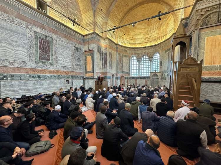 <p>Görenleri hayran bırakan Kariye Camii'nin her detayı ayrı dikkat çekiyor. </p>
