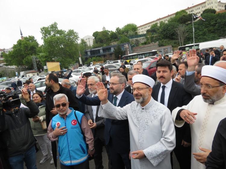 <p>İstanbul'dan Kutsal topraklara gidecek ilk hac kafilesi için Üsküdar Harem’de saat 10.00’da 'Surre Alaylarından Günümüze, Üsküdar Harem'den Harem-i Şerife' programı düzenlendi. </p>

<p> </p>
