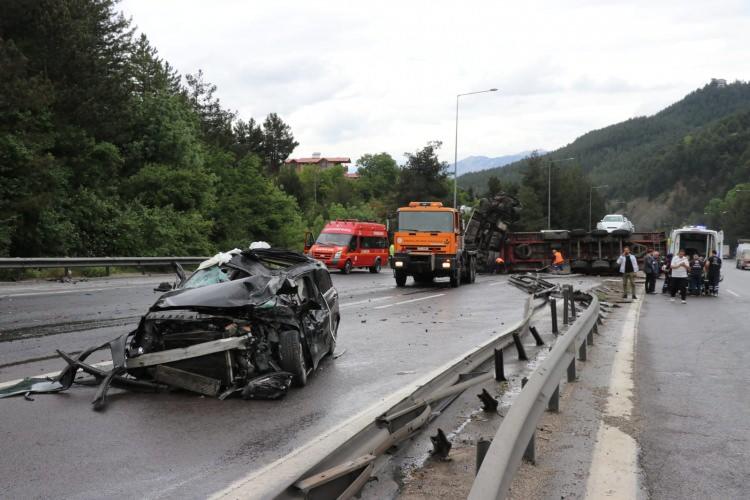 <p>Sürücüsünün ismi henüz öğrenilemeyen 27 AIY 587 plakalı tır, Adana-Pozantı Otoyolu'nun Akçatekir mevkisinde devrildi.</p>
