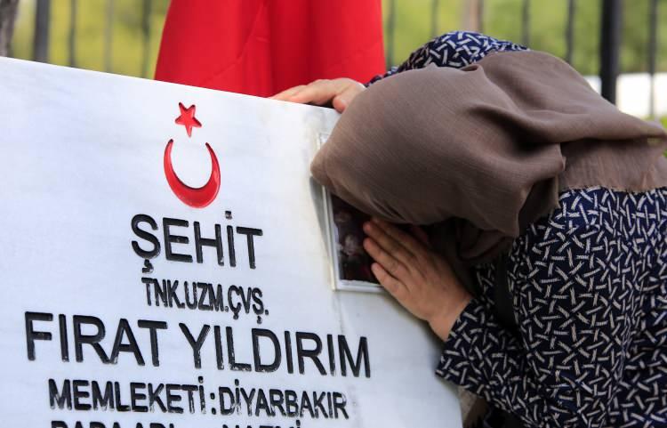 <p><em><strong>"Ben bir şeyler hissettim. Aynı gün kardeşim de vefat etti, öğlen kardeşimin ölüm haberini aldım, sabah saat 10.00'da oğlum şehit düşmüş. O gün İdlib'de 5 şehit vardı, ben onlara çok yandım, 'Kimin evine ateş düştü acaba?' diyordum. </strong></em></p>