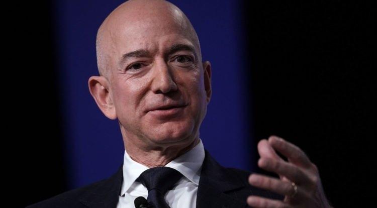 <p>Jeff Bezos, eşiyle boşandıktan birkaç yıl sonra bir megayat satın aldı. Bezos geçen yıl, yeni bir başlangıcı simgeleyen bir Māori sembolü olan 127 metrelik <strong>"Koru"</strong> adlı gemiyi tanıttı - belki de nişanlısı Lauren Sanchez ile olan ilişkisine atıfta bulunuyor.</p>
