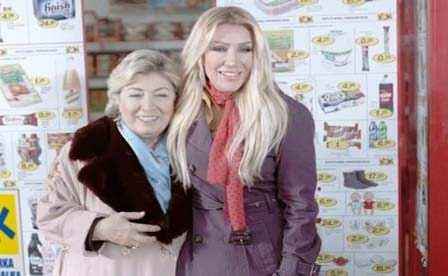 <p><span style="color:#000000"><strong>Seda Sayan ve annesi</strong></span></p>