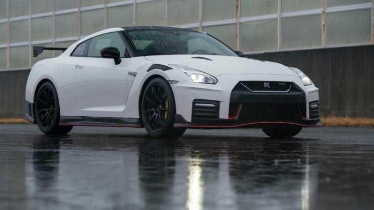 <p><strong><span style="color:#B22222">NISSAN GT-R NISMO</span>  |  2.48 SANİYEDE</strong></p>
