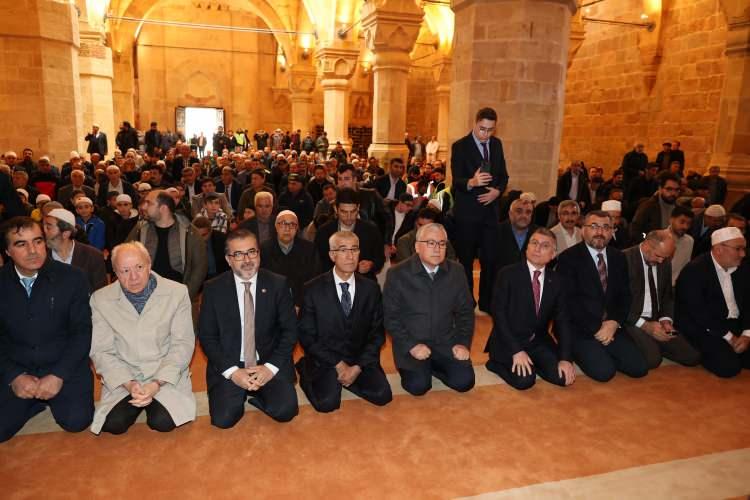<p>Ulu Cami, kuzey-güney doğrultusunda dikdörtgen plânlı ve tümüyle kesme taşlarla yapılmış bir yapıdır. Camiye giriş çıkışı sağlayan kuzey, batı ve doğu yönlerde üç ayrı anıt kapı yer almaktadır. İç mekân, sekizgen payeleri birleştiren çift yönlü sivri kemerlerle farklı genişlikte yirmi beş birime ayrılmıştır. Büyük boyutlu mihrap önü dilimli, orta bölüm ise oval birer kubbeyle örtülüdür. </p>
