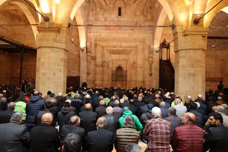 <p>Caminin iç mekânı, kapılara nazaran sadelik içermektedir. İbadet eden insanların dikkatinin dağılmaması ve ibadetteki huşu ve huzurun bozulmaması için sadeliğin tercih edildiğinden söz etmek mümkündür. Caminin tekstil kapı tarafında kalan sütunlar Kanuni Sultan Süleyman döneminde Mimar Sinan tarafından güçlendirilmiş sütunlardır. Şah kapısı tarafında kalan ince sütunlar orijinaldir. Caminin iç kısmında, cennet kapısının arka yüzünde tek parça taştan oyulmuş iki adet emanet sandığı bulunmaktadır. İnsanlar bir yere giderken değerli eşyalarını ve ziynetlerini emanet sandığına bırakırlar döndüklerinde ise bıraktıkları gibi bulurlardı. Bununla beraber bir de sadaka taşı bulunmaktadır. Hayırseverler sadakalarını bu taşın içine bırakır, ihtiyaç sahipleri de içinden ihtiyacı kadarını alırdı. </p>
