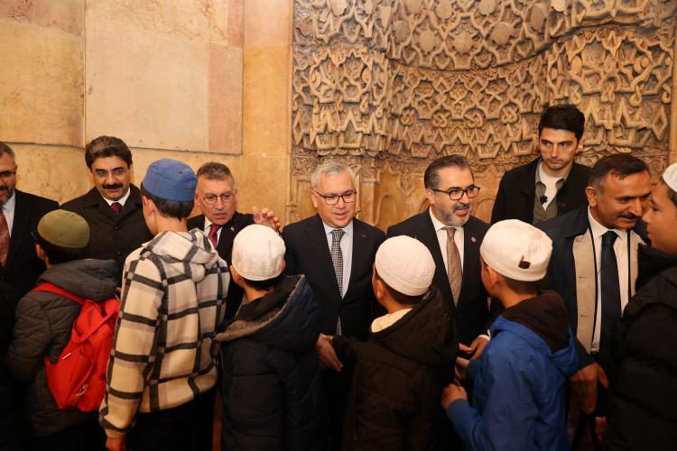 <p>Cennet kapısının arka yüzünün solunda, demir oksit boyasıyla boyanarak yapılan bir mızrak, bir de meşale motifi mevcuttur. Mızrak gücü, meşale ise ilmi temsil etmektedir. Cennet kapısının üzerindeki tonozda yer alan sarkıtlar gözyaşı damlaları görünümündedir. Mihrabın sol tarafından şifahanedeki türbelere açılan pencere cami ile türbeler arasında bağlantıyı sağlamaktadır.</p>
