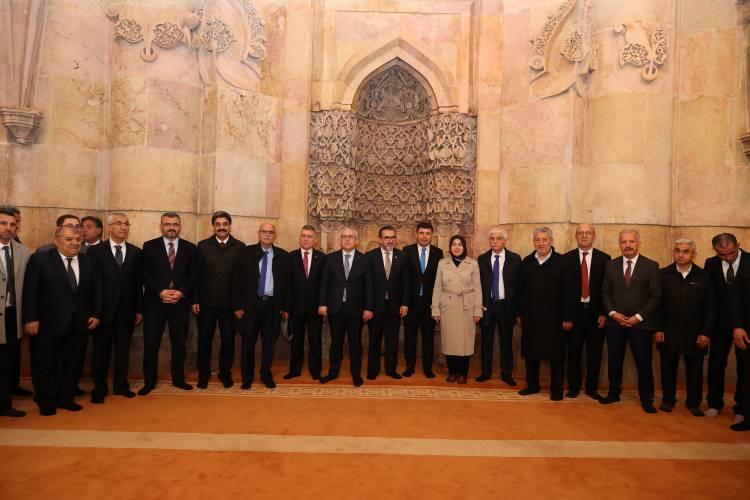 <p>Caminin kuzeybatı köşesindeki silindirik gövdeli ve tek şerefeli kesme taş minare yer alır. Kitabede minarenin, 1565 yılında Osmanlı padişahı Kanunî Sultan Süleyman tarafından yaptırıldığı yazmaktadır. Bu tarihte caminin, iç mekânının onarıldığı da bilinmektedir.</p>