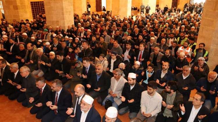 <p>Mimari üslubu, süsleme ve örtü sistemlerinin dengeli ve uyumlu tasarımıyla önem kazanan bu şaheser, dünyada, görülmeye değer eserler listesinin başında yer almaktadır. Bu büyüleyici eseri anlatmaya sözlerin yetersiz kalacağını Evliya Çelebi yüzyıllar önce şöyle ifade etmiştir: "Methinde diller kısır, kalem kırıktır". Görenleri kendisine hayran bırakan bu muhteşem abide eser, sanat tarihçileri tarafından "Divriği mucizesi", "Anadolu’nun Elhamrası" gibi ifadelerle tanımlanmıştır. 1985 yılında UNESCO tarafından "Dünya Kültür Mirası" listesine alınan, İslam mimarisinin bu başyapıtı, aynı zamanda T.C. Cumhurbaşkanlığı makamının koruması altındadır.</p>
