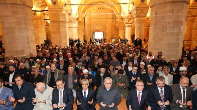 <p>Bu eseri farklı ve özgün kılan bir diğer özellik de, uzaktan bakıldığında simetrik olduğu düşünülen, fakat özünde asimetrik olan bezemelerde yer alan on binlerce motifin hiç birinin bir daha kendini tekrar etmemesi; kâinattaki farklı varlıkların muhteşem bir ahenk ve denge içerisinde olduklarının taşa nakşedilerek gözler önüne serilmesidir. </p>
