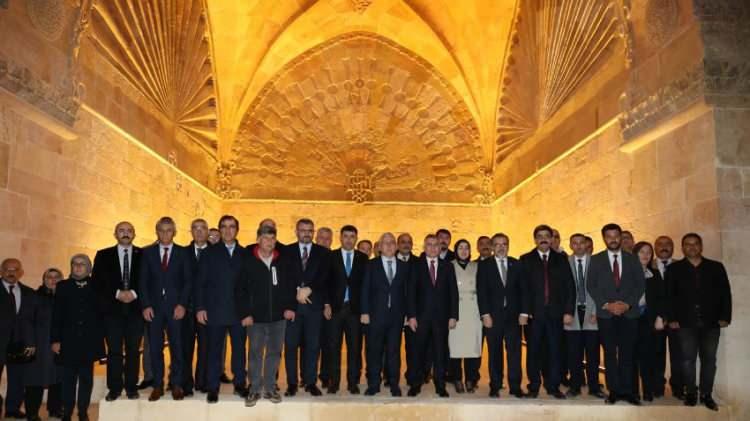 <p>Bu uygulama, “Bir elin verdiğini öbür elin bilmemesi” olarak ifade edilen, yoksulun incitilmemesi ve onurunun korunmasını esas alan bir duyarlılığın yansımasıdır.</p>

<p> </p>
