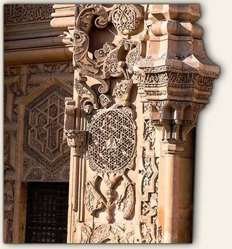 <p><strong>CENNET KAPI</strong></p>
<p>Bu eserde her kapı ayrı bir güzelliğe sahip olmakla birlikte en görkemli ve ihtişamlı kapı bu kapıdır. Kapı, kaleye baktığı için Kale Kapı, kuzeye baktığı için Kuzey Kapı, cemaatin giriş kapısı olarak kullanıldığı için Cümle Kapısı gibi isimlerle anılmakla birlikte en yaygın bilinen ve kullanılan ismi Cennet Kapıdır. Bu kapıya cennet kapı adının verilmesi, üzerindeki tüm motiflerin cenneti tasvir etmesi sebebiyledir. Kuran-ı Kerim’de geçen cenneti anlatan ayetlerdeki eşsiz cennet nimetlerinin tasvirleri burada taşa nakşedilmiştir. Anlatılmak istenen cennet olunca, onu anlatan motifler de bir o kadar harika ve benzersiz olmuştur. Kapının tamamı bir cennet bahçesine benzetilerek cennet ve cennetin katmanları anlatılmıştır. Sağ taraftaki yıldız bordüründe "Adaletli sultanın mutluluğu, egemenliği ve saadeti ebedi olsun" ifadesi, simetrisinde ise Ayetü’l-Kürsi'nin, "Allah'tan başka ilah yoktur, sadece O vardır" anlamındaki kısmın metni yazılıdır. Zirve noktasındaki kitabede "Sultanu’l-muazzama, halifenin yardımcısı Alâeddin Keykubat zamanında" yazmaktadır. Bu camiyi yaptıran Beylik, Selçuklu Devleti’ne bağlı olduğundan, devletin başındaki sultanın ismine özellikle cennet kapıda yer vererek Selçuklu Sultanı Alâeddin Keykubat'ı yüceltmiştir.</p>
<p>Kapı üzerinde, hayat ağacı motifleri ve sonsuzluğu ifade eden rozetler bulunmaktadır. Hayat ağacı motifi ebediyeti, ölümden sonraki ahiret hayatını ve cenneti sembolize etmektedir. Ayrıca, altında ateş yanan kazanları gösteren motiflerle, az da olsa cehennem hatırlatılmıştır. Esasında, altında ateş yanan kazanlar Anadolu Selçukluları’nda bolluk ve bereketin simgesi iken bu kapıda cehennemi tasvir etmek için de kullanılmıştır. Kazan üzerinde devam eden sütunlara hiçbir motif işlenmeyerek cehennemin boş, cennetin ise güzelliklerle dolu olduğuna vurgu yapılmıştır.</p>
<p>Kapının kitabesi bu yapının en nadide kısımlarından biridir. Kitabe beş ana parçadan oluşmuş, bitkisel bezemeler içerisine yazılarak harikulade bir çerçeve içine alınmıştır. Kitabede "Süleyman Şah oğlu Ahmet Şah, Allah'ın affına muhtaç, aciz kul 626 Hicri aylarının birinde bu caminin yapılmasını emretti" ifadesi yer almaktadır. Bununla beraber kitabenin başlangıç parçasında “gül” son parçasında ise “bülbül” motifi işlenerek bu eserin yapılış gayesi dile getirilmiştir: Gül peygamberimizi; bülbül ise onun Allah’a olan aşkını simgelemektedir.</p>