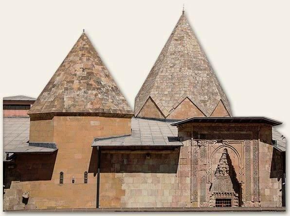 <p><strong>ŞAH KAPISI</strong></p>
<p>Caminin doğu kısmında yer alan bu kapı klasik Selçuklu üslubuyla yapılmış mütevazı bir görünüme sahiptir. Cami içinde şu an sadece iskeleti kalmış bölüme açılan, şahın ibadet için camiye girişte kullandığı kapıdır. Osmanlı’daki “hünkâr kapısı” olarak tabir edilen kapılarla aynı fonksiyonu görmektedir. Kapının insan boyundan küçük yapılmasının amacı, insanda tevazu ve kulluk bilincini ortaya çıkarmak ve Şah’ın yalnız Allah'ın huzurunda eğileceğini vurgulamak içindir. Hünkâr kapıları ve hünkâr mahfilleri, padişah ya da beyleri cemaatten soyutlamak amacıyla değil, olası suikast ve saldırılara karşı korumak maksatlı yapılmıştır. Kapıdaki kitabede, Şah’a Camiye her girişinde gerçek mülk sahibini hatırlatmak istercesine, ''Mülk, Kahhar ve tek olan Allah'a aittir" ayeti yazılıdır.</p>