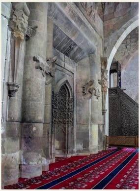 <p><strong>MİHRAP </strong></p>

<p> </p>

<p>Büyük boyutlu taş mihrap, kale kapısı ya da saray kapısını anımsatan biçimi ve dekorasyonu ile benzeri olmayan bir eserdir. Mihrap, sivri kemerli bir niş olup, kapılarda görülen rumi şekillerin derin ve iri silmeleriyle dikkat çekici hale getirilmiştir. Genel olarak sadelik gözetilmekle beraber mihrap içinin göz hizasından yukarı kısmı üç boyutlu olarak işlenmiştir. İşlemelerin alt kısmında ters ve içi boş kalpler, orta kısmında ters ama içi dolu kalpler, tepe noktasında ise Allah lafzının elifleri ortasına lale motifi yerleştirilmiştir. Mihrap üzerindeki bütün kalpler Allah lafzına doğrudur. Allah’a yakın olan kalplerin, Allah'ın nuru ile dolu olması,  uzak olan kalplerin ise boş olarak nakşedilmesi, kul ile Allah arasındaki ilişkiyi sembolize eden bir anlatım biçimidir. Mihrabın önündeki alanın üzerinde yer alan kubbede dört küçük pencere vardır. Bunlardan üçü tan ağarırken, günün ilk ışıklarını içeriye sabahyıldızı şeklinde ulaştıran, ustaca düşünülmüş yıldız biçimli küçük pencereciklerdir.</p>
