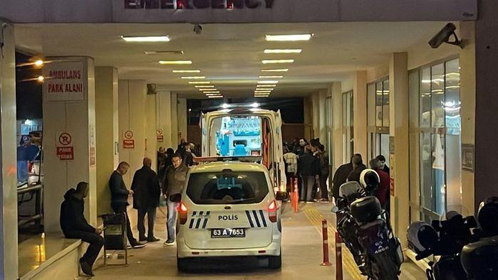 <p> Bu sırada gelinin ablası Zemzem Özdemir düğün alanında kardeşinin yerde sürüklenen duvağını toplamaya çalışırken, göğsüne isabet eden kurşunla ağır yaralandı</p>