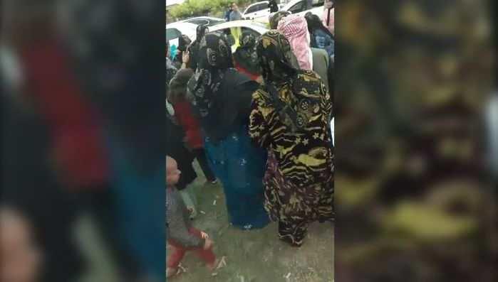 <p>Halayların çekildiği sırada, Özdemir kanlar içinde yere yığıldı. </p>