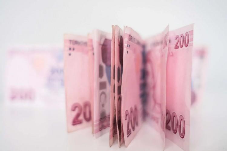 <p>Örneğin; kocasından dul aylığı alan ve çalışan kadın, yüzde 50 oranında ölüm aylığı alıyor. Bu durumda aylık alan dış eşe 1.500 lira bayram ikramiyesi ödeniyor. çalışmayan ve emekli olmayan dul eş aylık alan tek kişi ise yüzde 75 oranında ölüm aylığı var. </p>
