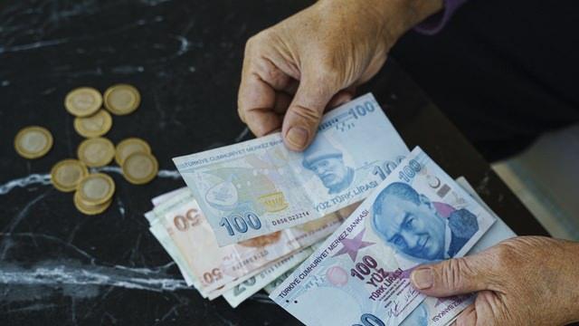 <p>Emekliler ve malulen emekli olmuş malullük aylığı olan kişiler 3 bin lira ikramiye alıyor. Dul ve yetim aylığı alan kişiler ise ölüm aylığı oranında bayram ikramiyesi alabiliyor. </p>