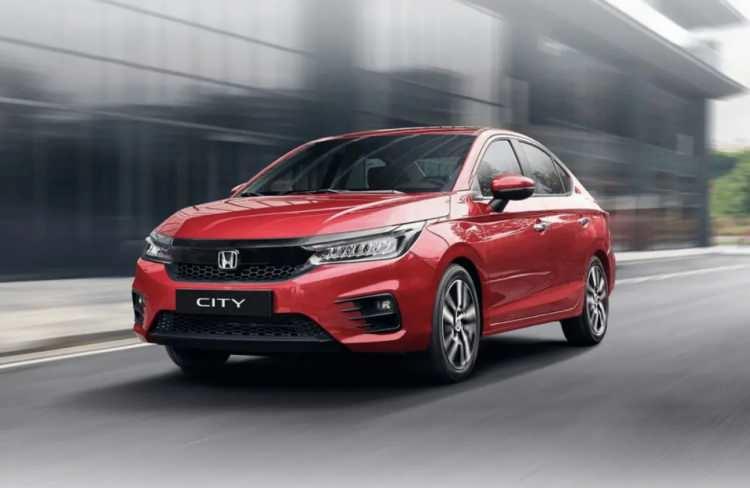 <p><strong>4 - HONDA CITY |</strong></p>
<p> </p>
<p>Listemizin iki sedan modelinden ilki Honda City. Araç 1,5 litrelik motoruyla 121 beygir güç üretiyor. Ortalama yakıt tüketimi 100 km’de 6,2 litre olarak açıklanan City cömert bir iç mekana sahip. </p>