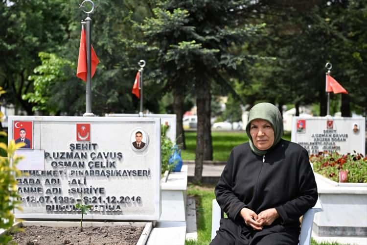 <p>Evladının, şehadetinden önce askeri bir yarışmaya katılmak için Ankara'ya giderken Kayseri'ye uğradığını aktaran Albayrak, bu gelişinde çeyiz alışverişi yaptıklarını, damatlığını aldıklarını ve düğün salonunu kiraladıklarını belirtti.</p>