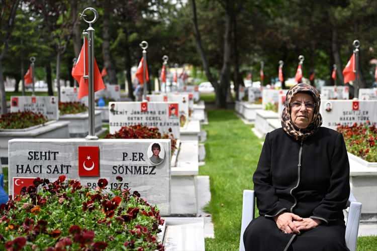 <p>Hakkari Çukurca'da 21 yaşındayken 1996 yılında 16 arkadaşıyla karakol baskınında şehit düşen piyade er Hacı Sait Sönmez'in annesi Esma Sönmez ise uykularında, yediği yemekte her şeyde oğlunun olduğunu ifade etti.</p>
