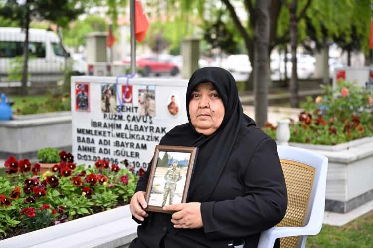 <p><strong>Gidişinden 20 gün sonra oğlunun şehadet haberinin geldiğini anlatan Albayrak, şunları kaydetti:</strong></p>
