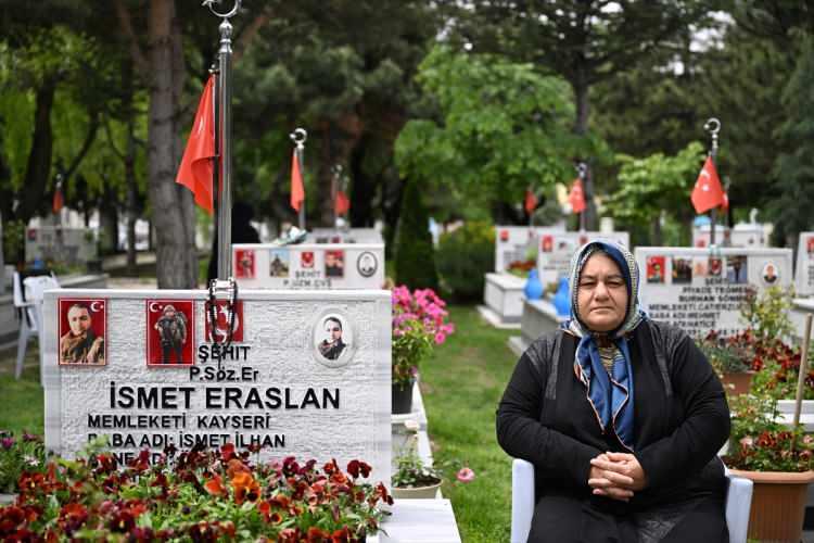 <p><strong>5 yıllık tedavinin ardından şehit olan gazi</strong></p>
<p>Hakkari Şemdinli'de 2018 yılında Irak sınırında yaralanarak gazi olan ve 5 yıllık tedavinin ardından 2023 yılının temmuz ayında şehit olan Piyade Sözleşmeli Er İsmet Eraslan'ın annesi Özlem Eraslan da oğlunun yürüyemediğini, konuşamadığını, yemek yiyemediğini dile getirdi.</p>