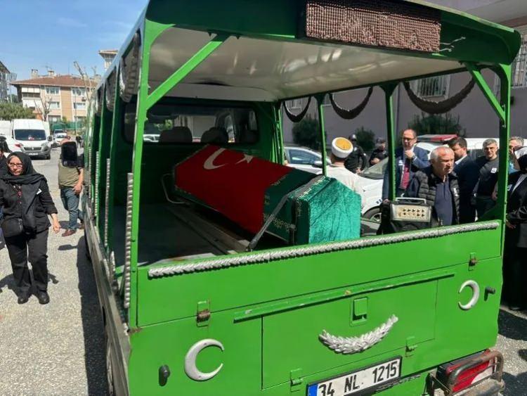 <p><span style="color:#FF0000"><strong>EŞİ VE YAKINLARI GÖZYAŞLARINA BOĞULDU</strong></span></p>
<p>Öte yandan öğrencisi tarafından öldürülen okul müdürü İbrahim Oktugan'ın cenazesi, son yolculuğuna uğurlanmadan önce evinin önüne getirildi. Cenaze aracının mahalleye girişiyle birlikte oradan feryatlar yükseldi, eşi Fatma Oktugan ve yakınlarının gözyaşları bir an olsun dinmedi.</p>