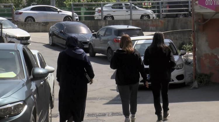 <p>Gazetecilerin, Y.K.'nın geldiği okuldan aynı gerekçeyle mi gönderildiğini sorması üzerine Deveci, <em><strong>"Sanırım evet. Ama bu bize yansıtılmadı. Kimseyi töhmet altında bırakmak için bunu söylemiyorum. Bazı özel kurumlarda başından savmak için belki bunlar ört bas ediliyor söylenmiyor. Birde bu öğrencinin ablası bizde 4 yıl boyunca okudu. Öğrenim gördü ve biz böyle bir problem yaşamadık. Hırçın davranışlar görmedik, tanık olmadık. Ona binaen öğrenciyi almış bulunduk. Bir ay içinde gösterdiği tavır ve davranışlar çok problemliydi. Zaten hocamda Allah rahmet eylesin, demişti; bu öğrenciyi biz taşıyamayacağız, bu bize uygun değil, bizim öğrencilerimize çok kötü öğrenci. Öğretmenlerine saygısız, öğretmenlerine ismiyle hitap edip, küfürlü konuşan. En son zaten öğretmenlerimizden birine küfürlü konuşması oldu. Ailesi bunu kabul etmemek için çok direndi. Ama dedik yani, biz bu öğrenciyi taşıyamayacağız. Gönderilmesi yönünde karar verilmişti"</strong></em> ifadelerini kullandı.</p>