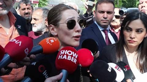 <p>Okul müdürü İbrahim Oktugan'ın hayatını kaybettiği silahlı saldırı anını, meslektaşı Kadriye Deveci anlattı. Saldırının ardından İbrahim Oktugan ile göz göze geldiğini belirten Deveci, <em><strong>"Patlama sesinden sonrasında odadan çıktığımda, hocamla yüz yüze gelip bir birimize baktık. Onun her tarafı kan içerisindeydi zaten. Ne olduğunu anlayamadım. Hocamla sadece göz göze geldiğimde, zaten üzerime doğru yığılmıştı"</strong></em> dedi.</p>