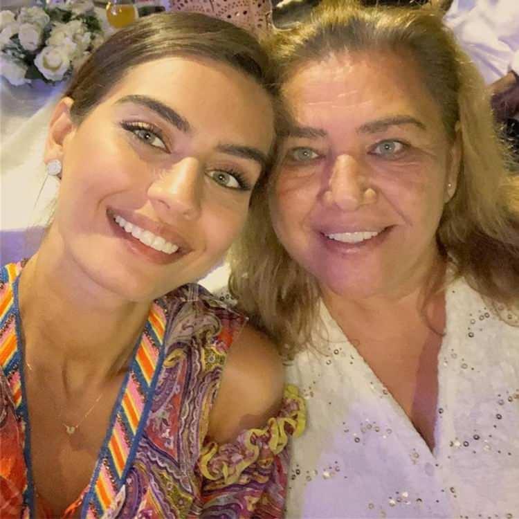 <p><span style="color:#000000"><strong>Amine Gülşe ve annesi Gülter Gülşe</strong></span></p>