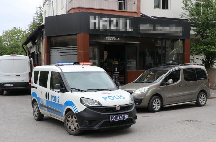 <p>Çevredekilerin ihbarıyla olay yerine polis ve sağlık ekipleri sevk edildi. Gelen ekiplerin ilk müdahalesinin ardından Buse Erkin, Erciyes Üniversitesi (ERÜ) Tıp Fakültesi Hastanesi'ne, babası Yunus Yılmaz ise Kayseri Şehir Hastanesi'ne kaldırıldı.</p>

<p> </p>
