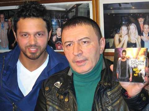 <p>Ünlü türkücü Mustafa Topaloğlu'nun kendisi gibi şarkıcı oğlu Çağlayan Topaloğlu, 4 katlı villasının kapılarını Evrim Akın İle Ev Gezmesi programına açtı.</p>

